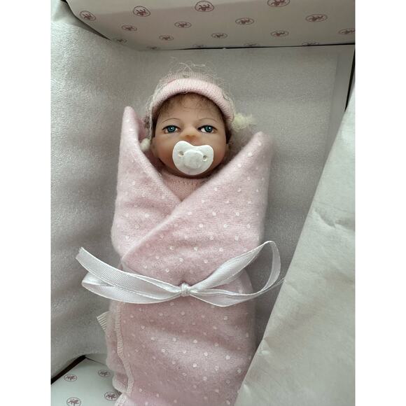 Ashton Drake 'Handful of Joy' "Heavenly Handfuls" Mini Collection Doll - Picture 3 of 8